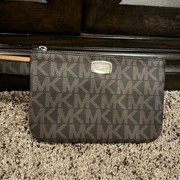 Michael Kors Fanny Bag (Small) - Picture 3 of 6